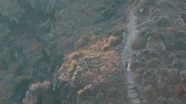 Evli çift, gelin ve damat, dağ volkan landcape Santorini, Yunanistan için poz