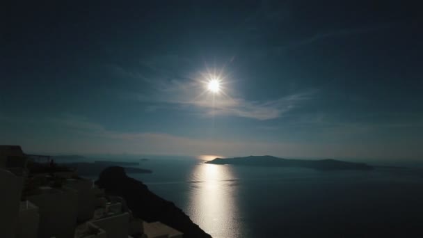 Gyönyörű táj, a tengerre és a szigetekre. Santorini-sziget, Görögország. — Stock videók