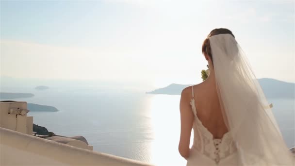 Wunderschöne brünette Braut posiert mit Blick auf Meer und Berge — Stockvideo