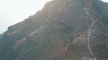 Evli çift, gelin ve damat, dağ volkan landcape Santorini, Yunanistan için poz.