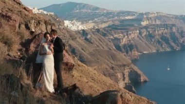 Evli çift, gelin ve damat, dağ volkan landcape Santorini, Yunanistan öpüşme kapat