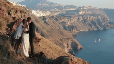 Evli çift, gelin ve damat, dağ volkan landcape Santorini, Yunanistan öpüşme kapat