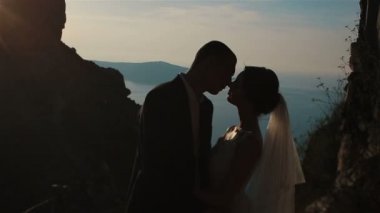 Evli çift, gelin ve damat, dağ volkan landcape Santorini, Yunanistan öpüşme kapat