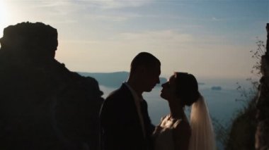 Evli çift, gelin ve damat, dağ volkan landcape Santorini, Yunanistan öpüşme kapat