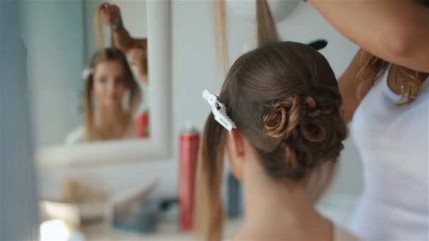 Jolie mariée brune se regarde dans le miroir tout en faisant sa coiffure — Video