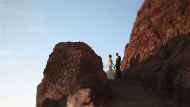 Favolosa coppia sposata, sposa e sposo, baciare sulla montagna vulcano landcape a Santorini, Grecia da vicino — Video Stock