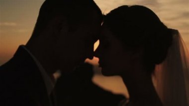 Mutlu evli çift günbatımı gökyüzü arka plan, Kilise çatısının öpüşme