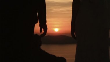 Mutlu evli çift usulca elele günbatımı gökyüzü arka plan yakın çekim