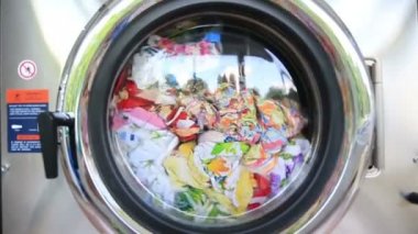 Çamaşır makinesi Çamaşırhane renkli giyim ve sayfaları gibi yıkar