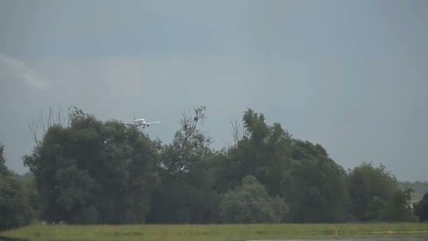 Planet landar i molnig himmel med träd svajande på bakgrund — Stockvideo