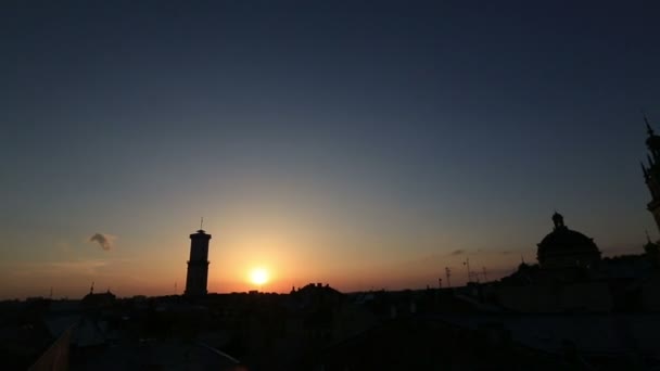 Silhouette de tour pittoresque avec coucher de soleil sur fond — Video