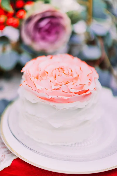 White wedding cake decorated with flowers on wooden background — Stock Photo, Image