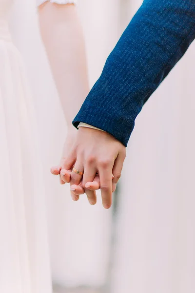 Young married couple holding hands, ceremony wedding day — Stock Photo, Image