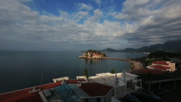 Красивый морской пейзаж с облачным небом и древним городом на заднем плане в Черногории, Будва — стоковое видео