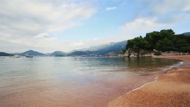 Zonnige lege strand met kiezel in Montenegro, Budva — Stockvideo