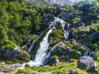 Dağlarda dağ şelale