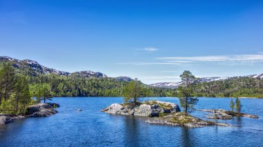 Küçük taş Adaları ile dağ Gölü