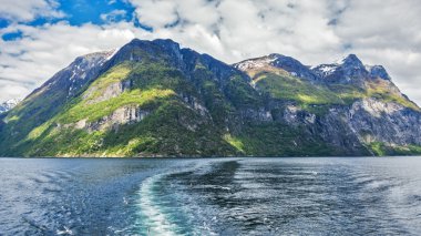 Norveç Fiyordu ve dağlar