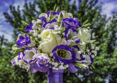 Gelin için sarı ve mor çiçekli buket düğün