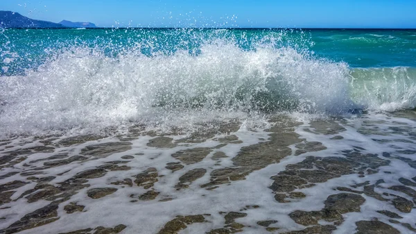 Onde haute mer avec mousse et spray — Photo