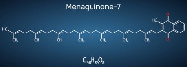 Menachinon-7, MK-7 molekülü. Bu K2 vitamini, menaquinone. Koyu mavi arkaplanda yapısal kimyasal formül. Vektör illüstrasyonu