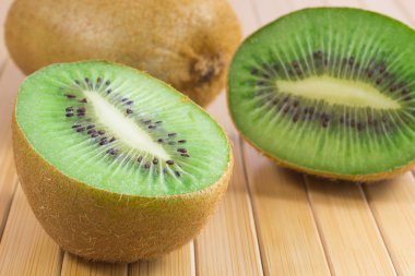 Çilek kivi. İki yarım ve bütün