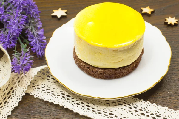 Round yellow cake on white saucer — Stock Photo, Image