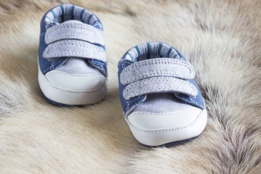 Bir geyik cilt üzerinde çocuk ayakkabı