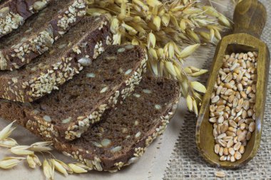 Siyah susam ve ayçiçeği tohumu, yulaf spikelet ile ekmek