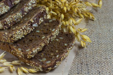 Siyah susam ve ayçiçeği tohumu ekmek