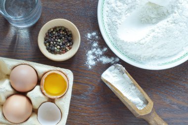 Bir kase ve bir tahta kaşık un. Tavuk yumurtası