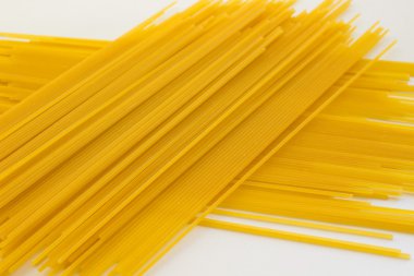 Beyaz arka planda erişte