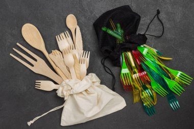 Paket yemek için plastik ve karton tek kullanımlık sofra takımı. Kumaş ve plastik ambalaj. Plastik ve ekolojik kavram. Siyah arka plan. Düz yatıyordu.