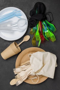Paket yemek için plastik ve karton tek kullanımlık sofra takımı. Kumaş ve plastik ambalaj. Plastik ve ekolojik kavram. Siyah arka plan. Düz yatıyordu.