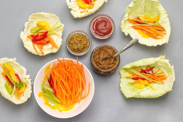 Makanan Ringan Daun Kubis Vegan Dengan Wortel Mangkuk Wortel Mustard — Stok Foto