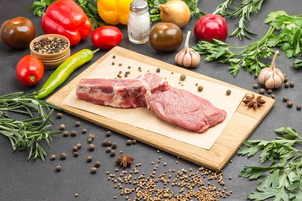 Kalbfleisch Mit Knochen Auf Schneidebrett Gemüse Und Gewürzset Ausgewogenes Nahrungsangebot — Stockfoto