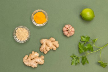 Zencefil, bal ve zerdeçal, sarımsak. Dokunulmazlık için ürünler. Alternatif soğuk algınlığı ve grip ilacı. Yeşil arka plan. Düz yatıyordu