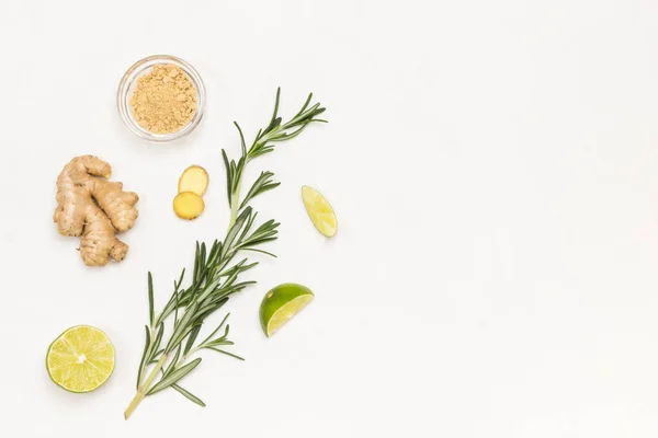 Zencefil, biberiye filizi ve limon. Alternatif soğuk algınlığı ve grip ilacı. Uzayı kopyala Beyaz arka plan. Düz yatıyordu
