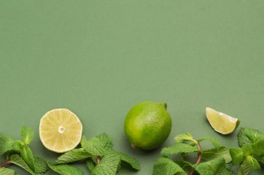 Yeşil arka planda limon ve nane. Uzayı kopyala Üst Manzara. Alternatif soğuk algınlığı ve grip ilacı. 