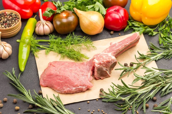 Kalbfleisch Auf Knochen Auf Papier Gemüse Und Gewürzset Zweige Rosmarin — Stockfoto
