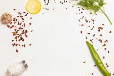 Yeşil biber kabuğu ve kurutulmuş kırmızı biber. Sarımsak ve limon. Beyaz arka plan. Uzayı kopyala Düz yatıyordu. Metin yazmak için kavram