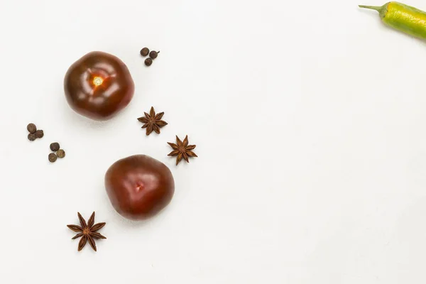 Dos Tomates Especias Anís Estrellado Granos Pimienta Acostado Copiar Espacio — Foto de Stock