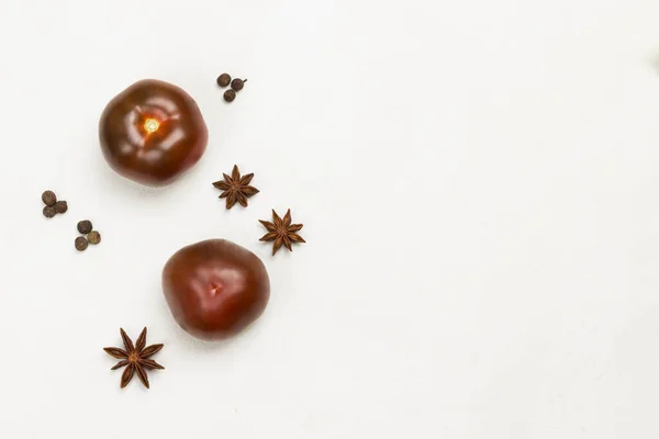 Dos Tomates Especias Anís Estrellado Granos Pimienta Acostado Copiar Espacio — Foto de Stock