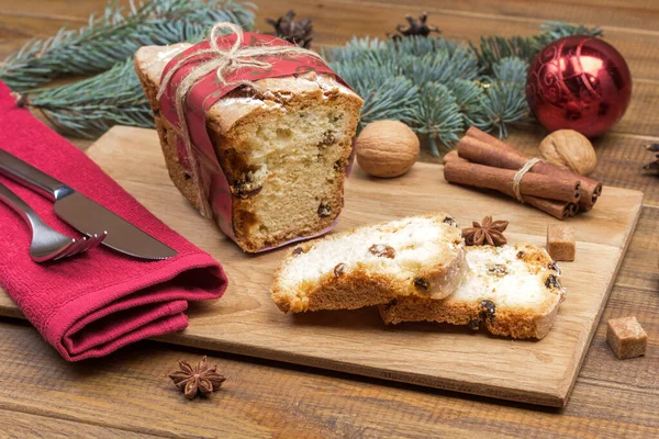 Torta Natale Con Uvetta Bastoncini Cannella Bordo Forchetta Con Coltello — Foto Stock