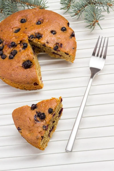 Torta Con Uva Passa Forchetta Reticolo Bianco Rami Abete Sfondo — Foto Stock