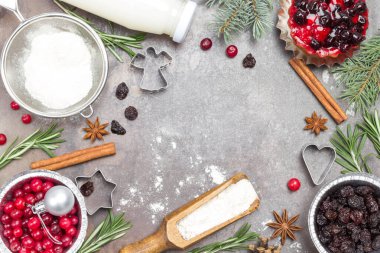 Un, kurabiye, köknar dalları ve kızılcıklarla Noel yemeği pişirmek için gerekli malzemeler. Esmer paslı metal arka plan. Düz yatıyordu