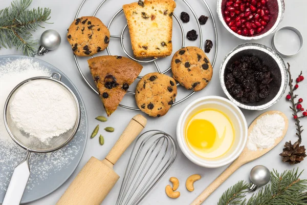 Biscotti Uovo Rotto Ciotola Frullare Setacciare Farina Rametti Abete Sul — Foto Stock