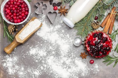 Un, kurabiye, köknar dalları ve kızılcıklarla Noel yemeği pişirmek için gerekli malzemeler. Esmer paslı metal arka plan. Düz yatıyordu. Boşluğu kopyala