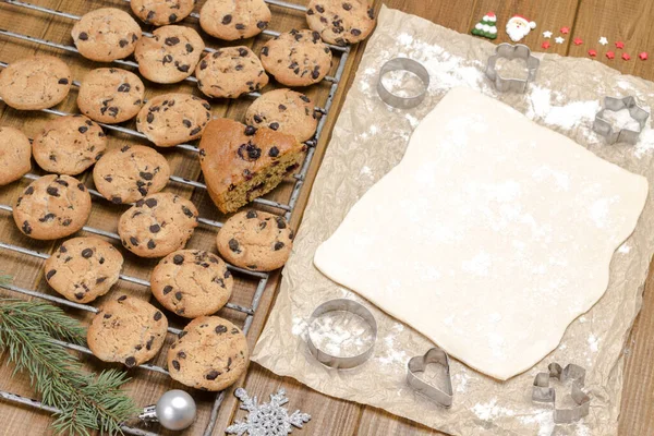 Biscotti Pronti Rami Abete Pasta Cuocere Biscotti Carta Stampo Tagliabiscotti — Foto Stock