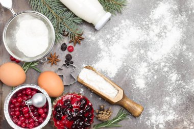 Koyu kırsal tepside Noel yemeği pişirmek için gerekli malzemeler. Noel pişirme arka planı. Düz yatıyordu. Boşluğu kopyala